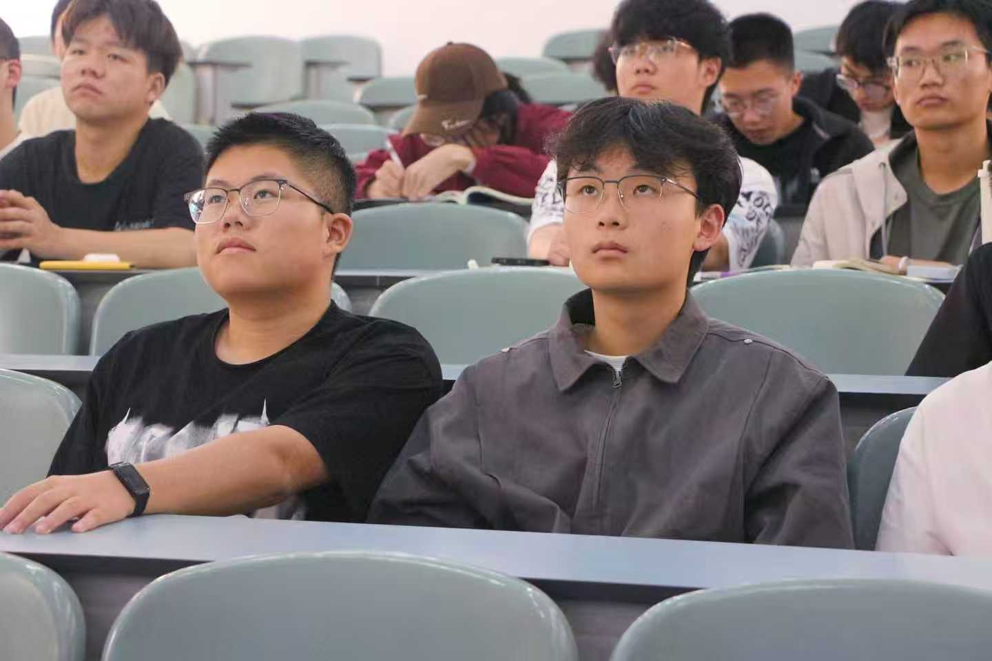 冶金学院开展大学讲座,为新生规划学习科研并指明方向