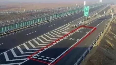 高速路上的交通标志标线图解,减速标线导流线啥意思