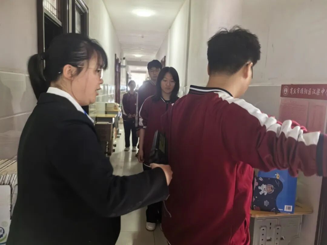 汉梁中学等校开启高考‘无声入场’模拟演练,助力学子适应考场