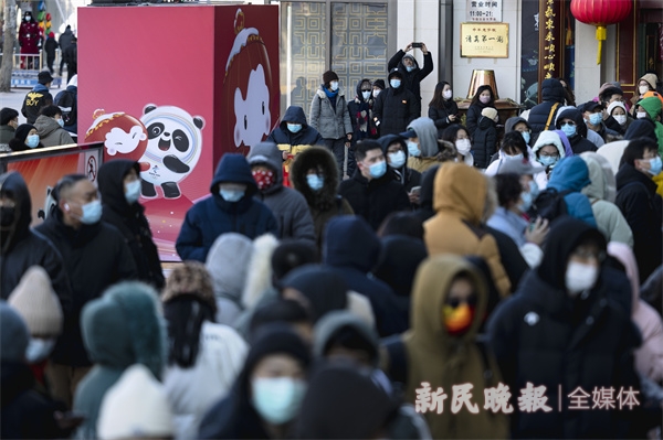 北京王府井:冬奥会吉祥物冰墩墩玩偶难买,商店门口排大队