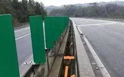 大广高速龙门段事故致 3 死!高速桥梁中央分隔带间隙要注意