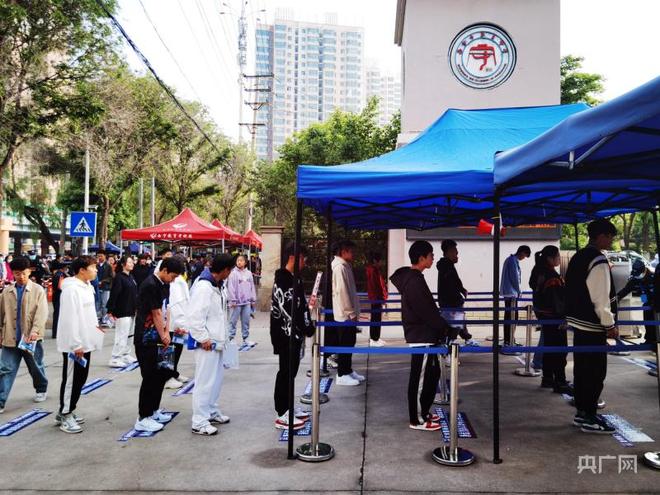 高考首日:西宁考生奔赴考场,家长考场外静静守候