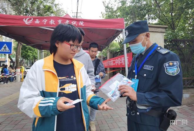 高考首日:西宁考生奔赴考场,家长考场外静静守候