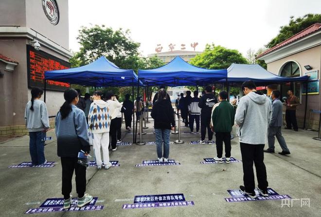 高考首日:西宁考生奔赴考场,家长考场外静静守候