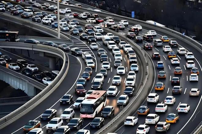 两会热议高速免费建议,车主期待调整免费模式与额度