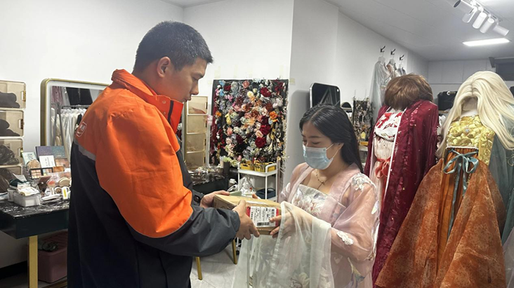 快递旺季 双11激战正酣 各地快递企业全力应对忙不停