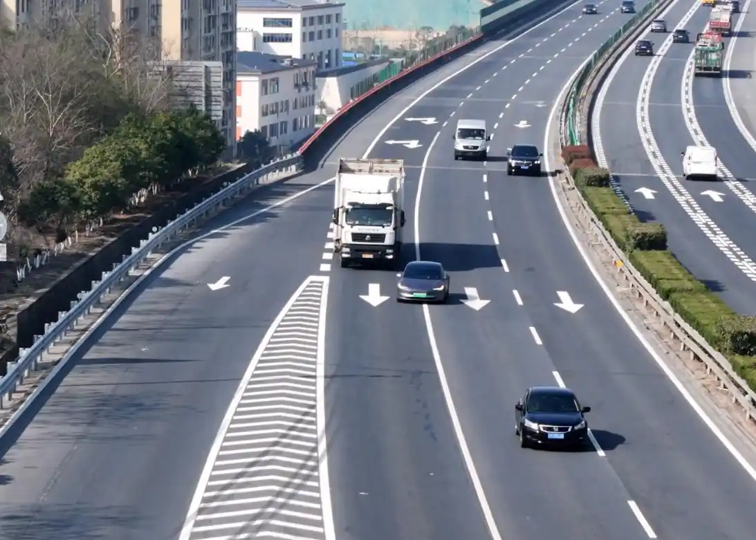 高速惊现车辆违法变道!任性司机为娃冒险酿隐患