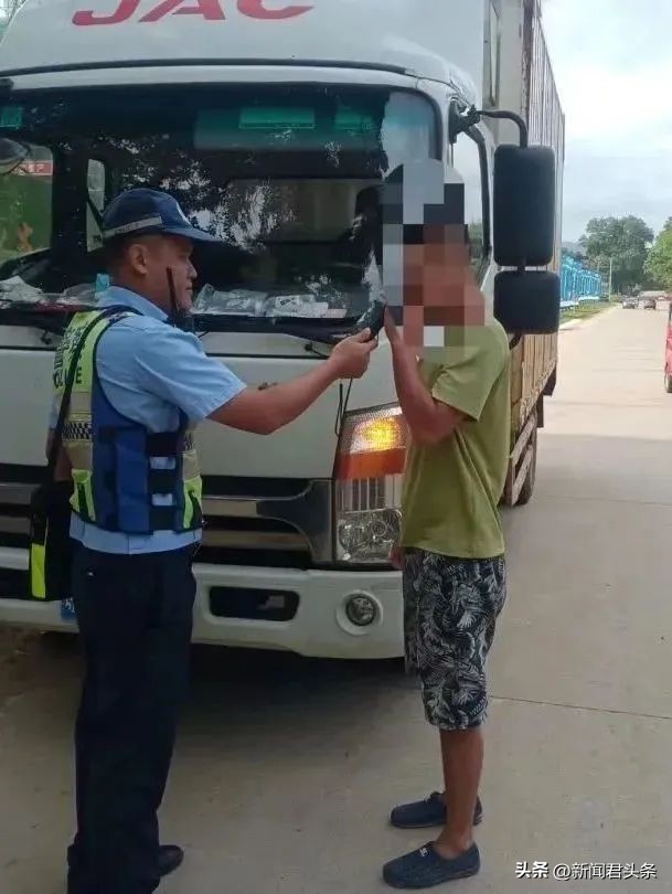 万宁交警开展违停治理行动,净化道路交通环境