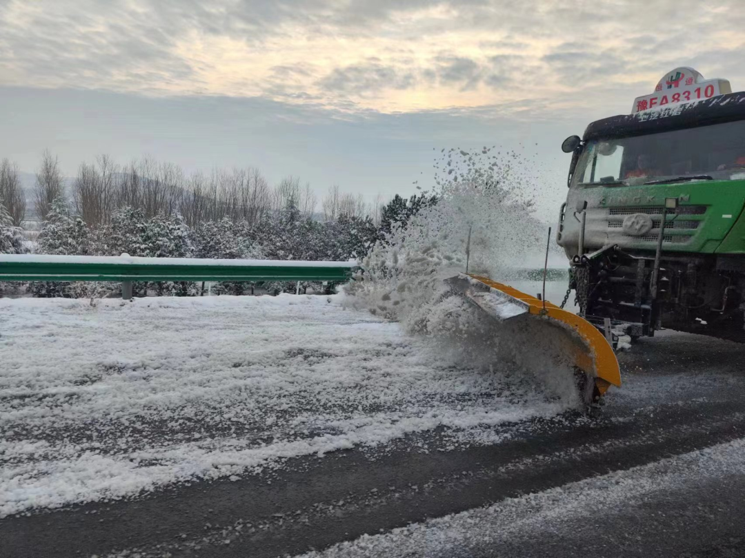 高速道路养护人:汛期坚守,守护安林、林长高速通途