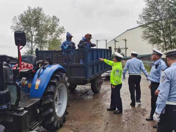 哈市交警严打交通违法,重点整治超载大货闯红灯等行为