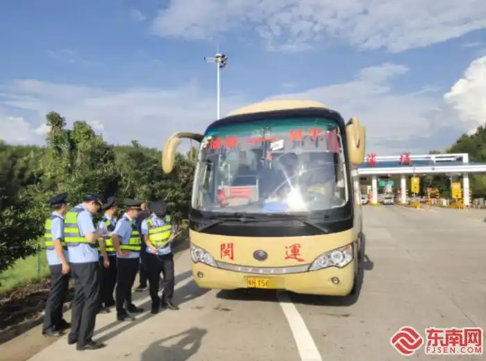 全省高速执法联合高速交警开展暑期交通运输安全执法专项行动