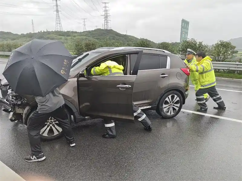 台风致福建多地道路受阻,高速交警全力保障道路安全畅通