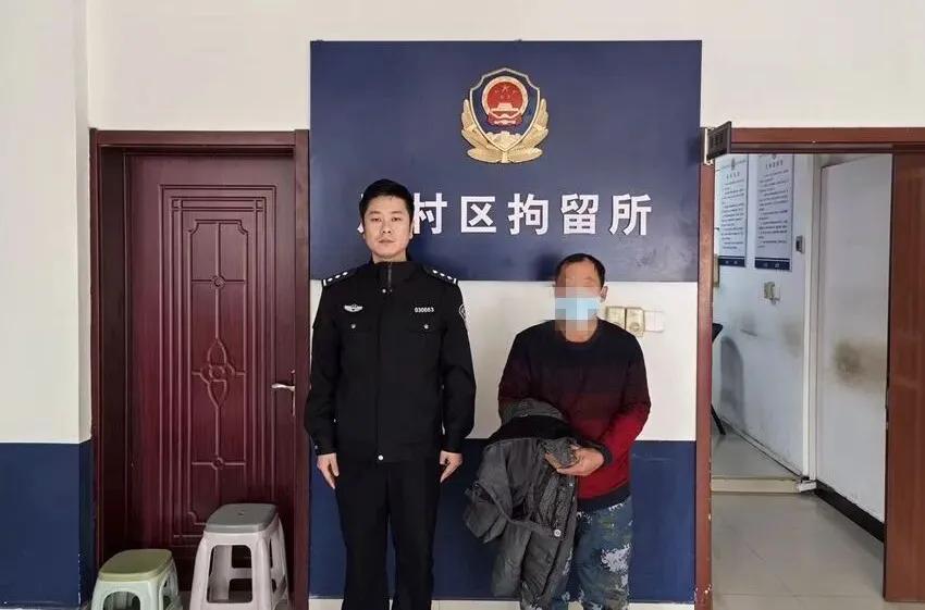 天冷车主停车粗心不拔钥匙不上锁,电动车自行车频被盗