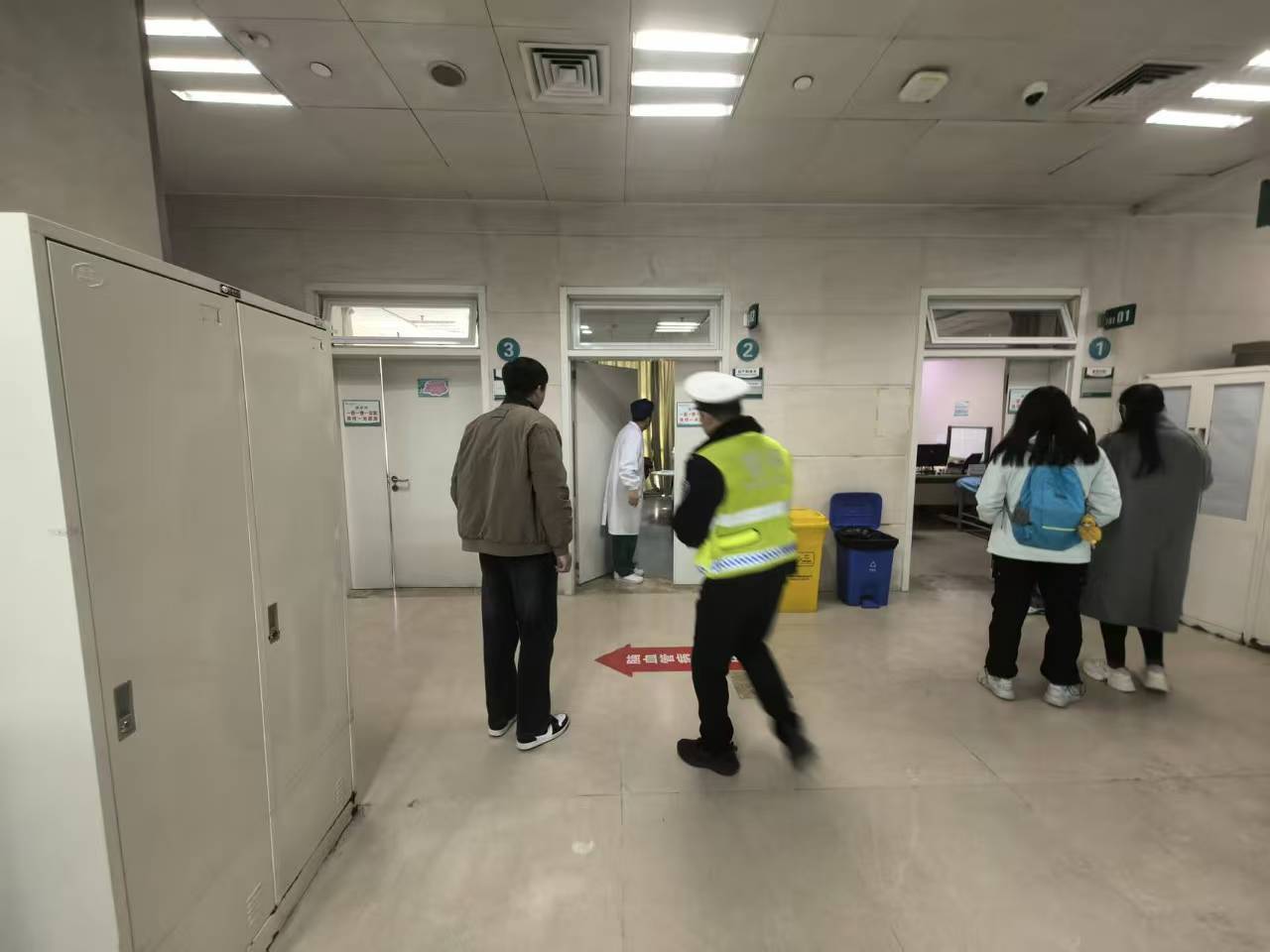 春节返程高峰!武汉高速交警紧急护送早产双胞胎孕妇就医