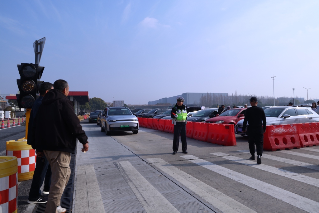 除夕将至上海迎春运高峰 高速省际出沪流量维持高位