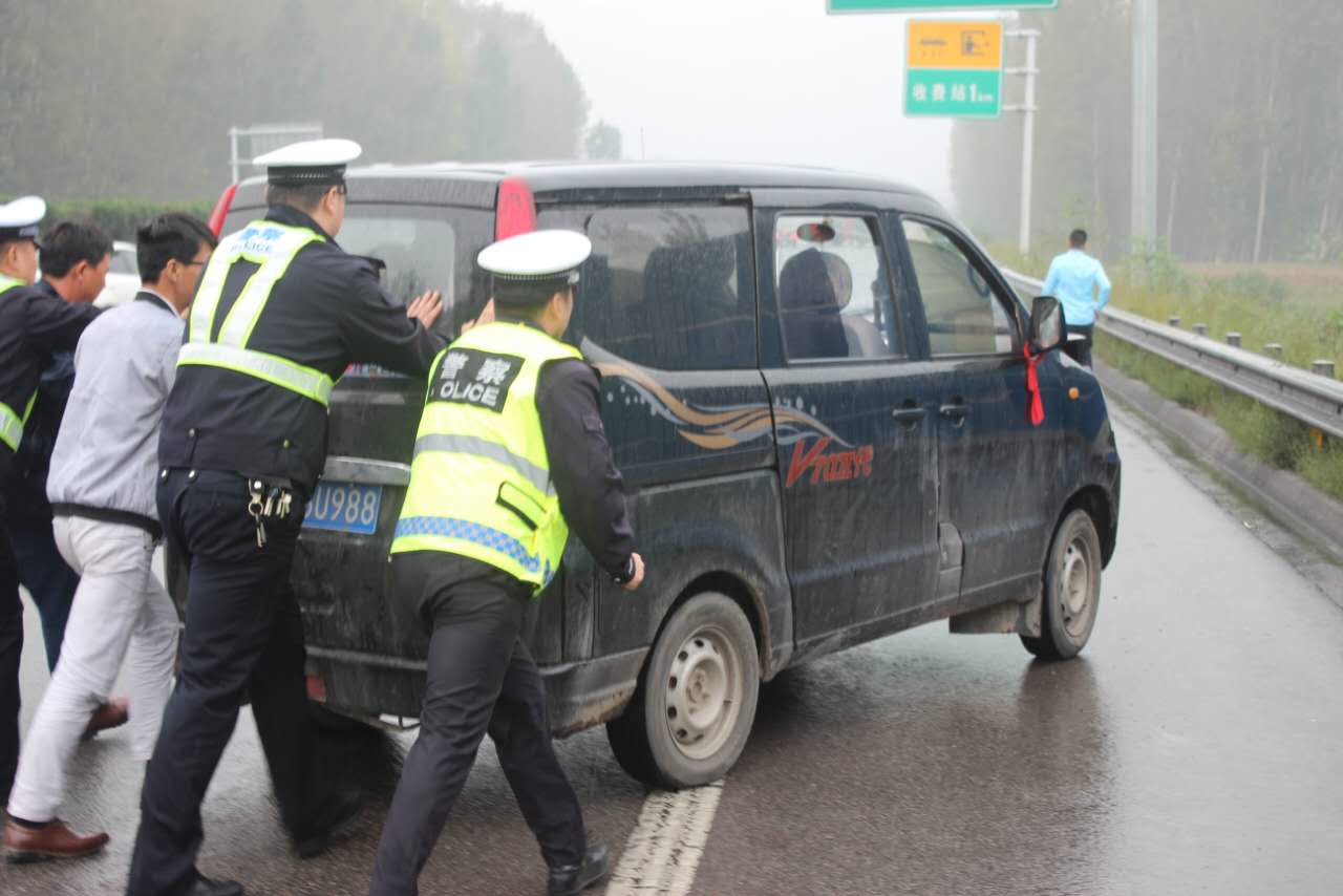 国庆中秋双节期间,三门峡高速交警全员上路保畅通