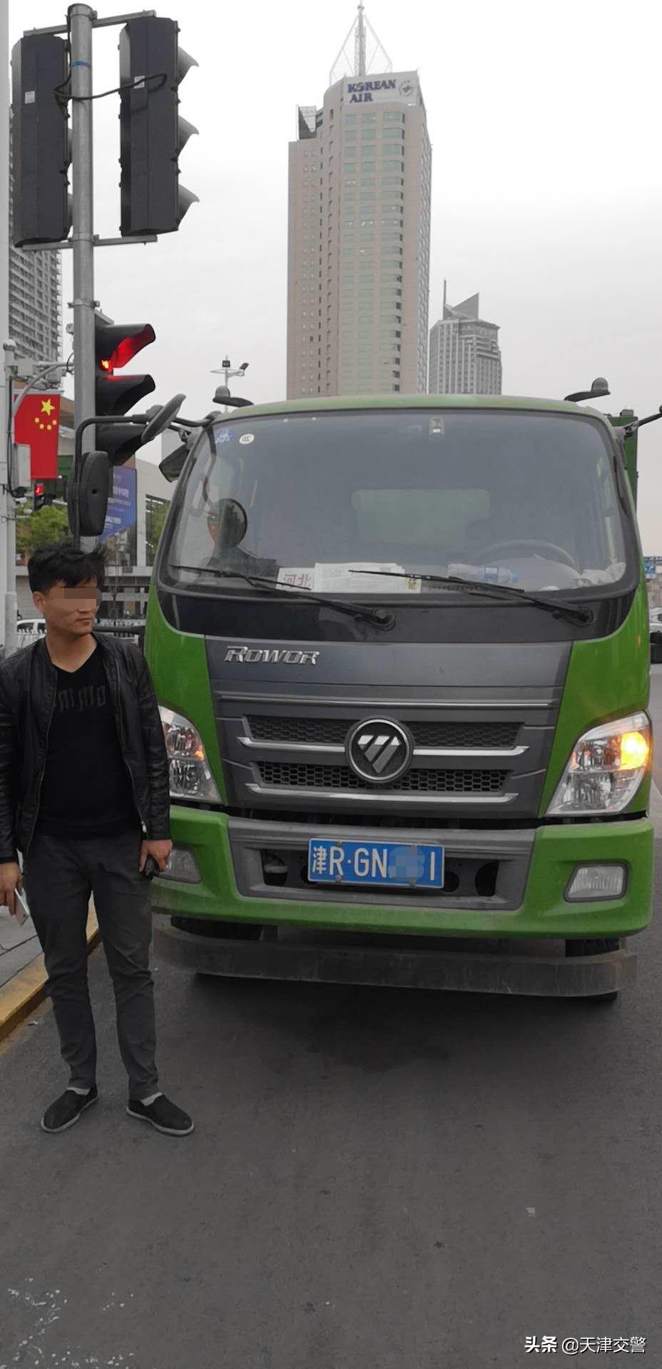 轻型自卸货车涉牌闯限行,司机领700元罚单记14分