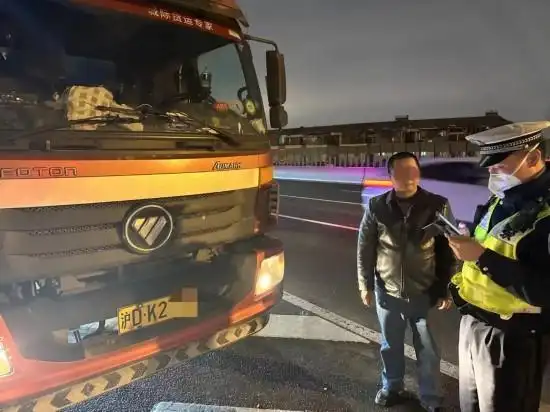 早晚高峰高架易拥堵,上海交警加大违法查处力度