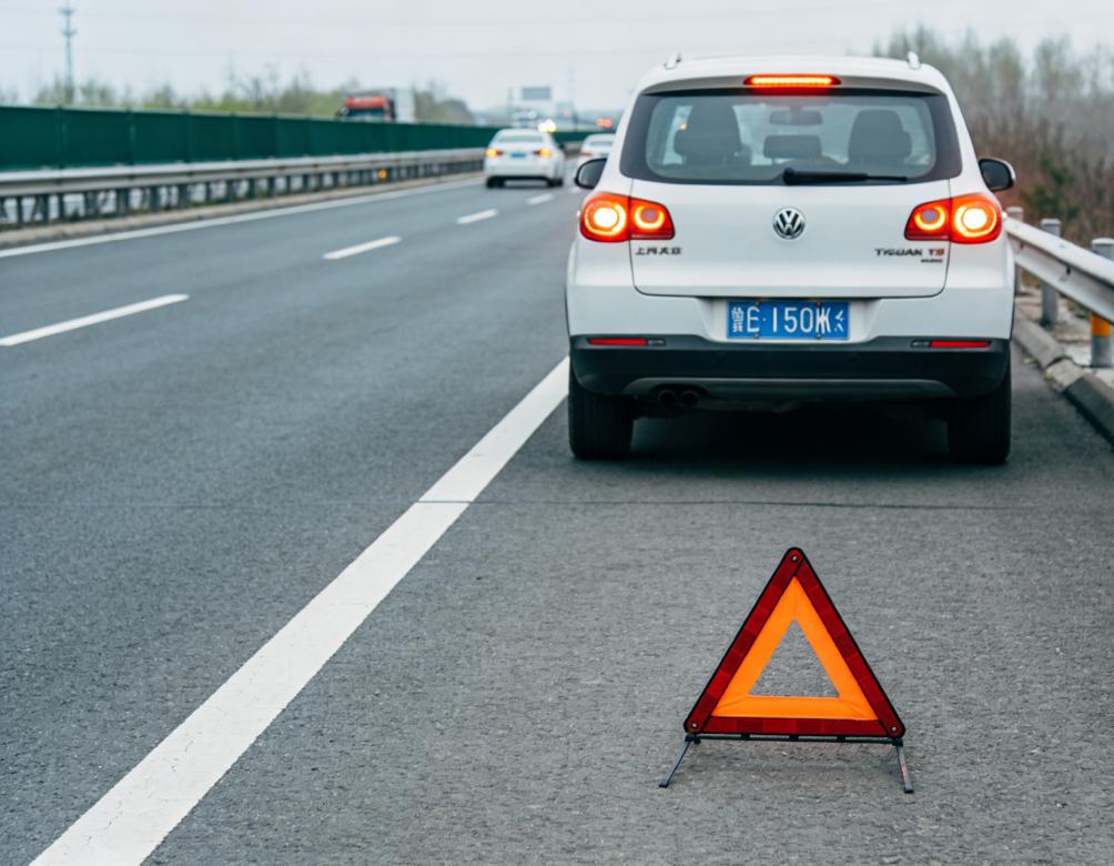 高速救援新规:打12122,7座以下私家车拖车免费