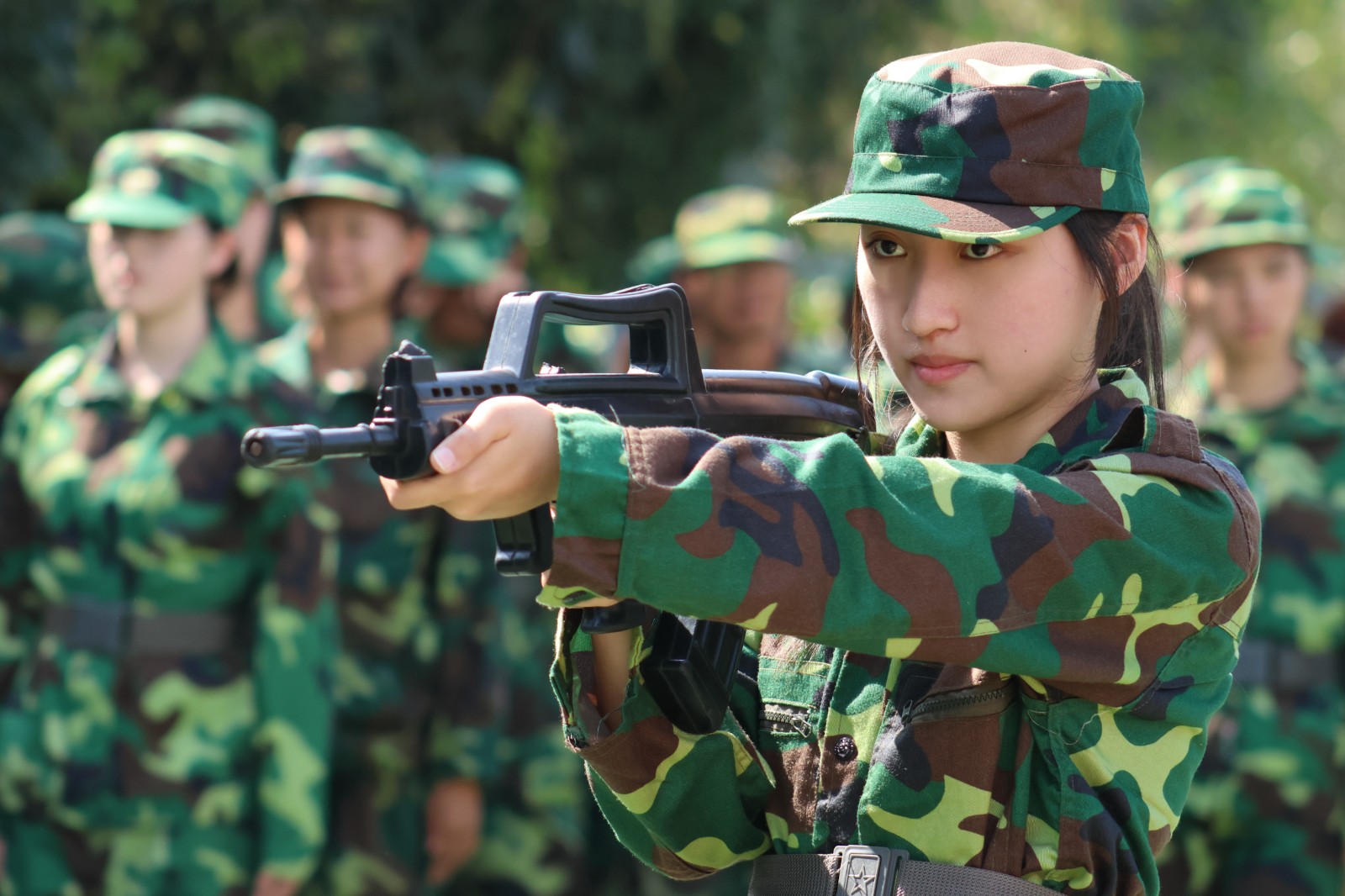 大学军训学包扎和狙击,7000余名新生练技能